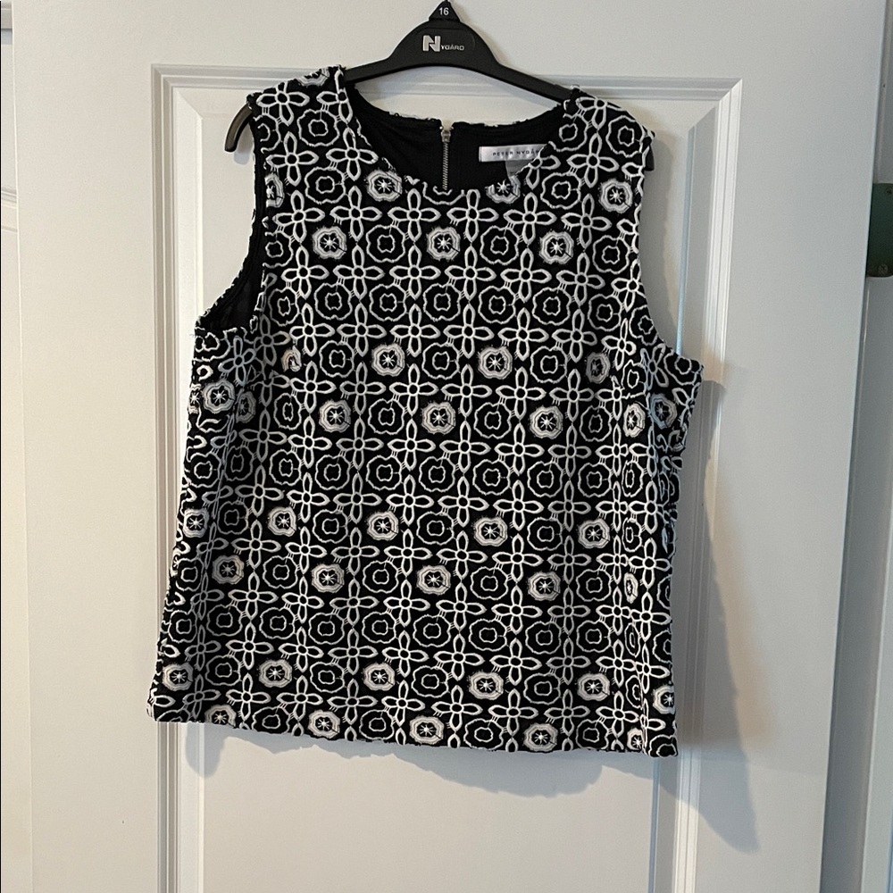 Peter Nygard embroidery black and white top